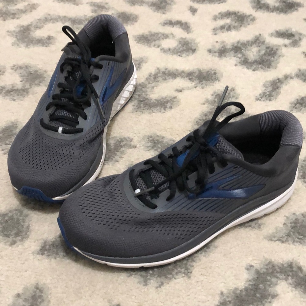 Brooks sneaker. Size 10. Grey and blue